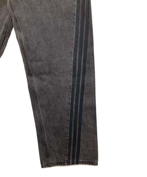 adidas（アディダス）adidas (アディダス) デニムパンツ グレー サイズ:28 未使用品の古着・服飾アイテム