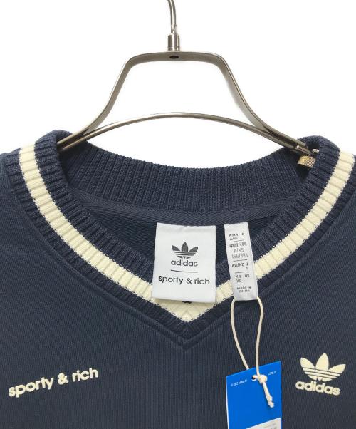 adidas（アディダス）adidas (アディダス) Sporty & Rich (スポーティーアンドリッチ) V-Neck Logo Knit Sweater ネイビー サイズ:XSの古着・服飾アイテム