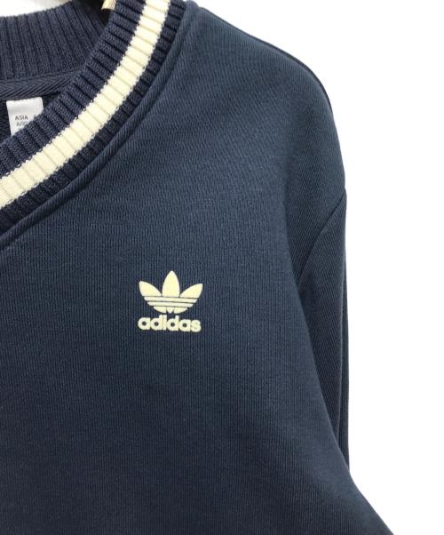 adidas（アディダス）adidas (アディダス) Sporty & Rich (スポーティーアンドリッチ) V-Neck Logo Knit Sweater ネイビー サイズ:XSの古着・服飾アイテム