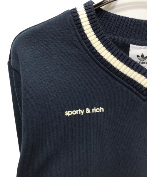 adidas（アディダス）adidas (アディダス) Sporty & Rich (スポーティーアンドリッチ) V-Neck Logo Knit Sweater ネイビー サイズ:XSの古着・服飾アイテム