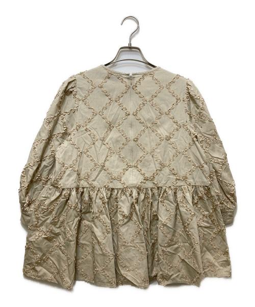 UNITED ARROWS（ユナイテッドアローズ）UNITED ARROWS (ユナイテッドアローズ) 26SS エンブロイダリー フリル トップス 1516-1-620010 ベージュ サイズ:記載無の古着・服飾アイテム
