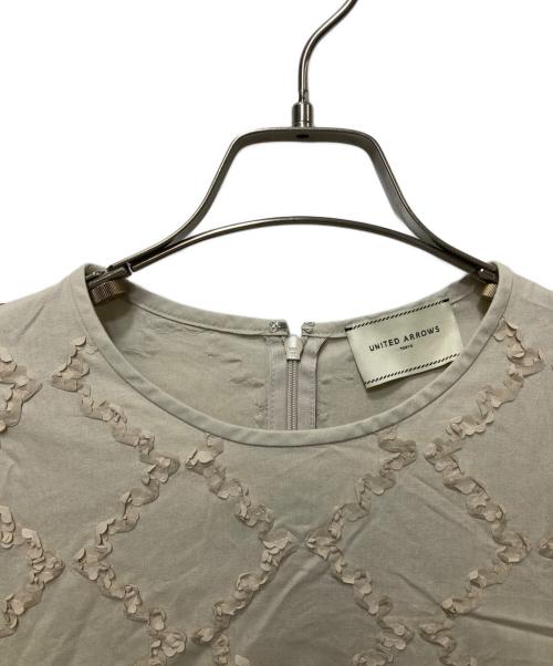 UNITED ARROWS（ユナイテッドアローズ）UNITED ARROWS (ユナイテッドアローズ) 26SS エンブロイダリー フリル トップス 1516-1-620010 ベージュ サイズ:記載無の古着・服飾アイテム