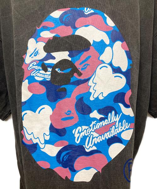 EMOTIONALLY UNAVAILABLE（エモーショナリー・アンアベイラブル）EMOTIONALLY UNAVAILABLE (エモーショナリー・アンアベイラブル) A BATHING APE (アベイシングエイプ) EU APE SS TEE　26SS  グレー サイズ:Lの古着・服飾アイテム