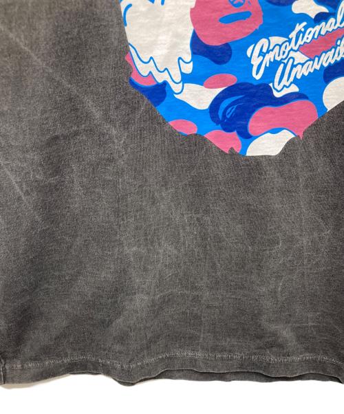 EMOTIONALLY UNAVAILABLE（エモーショナリー・アンアベイラブル）EMOTIONALLY UNAVAILABLE (エモーショナリー・アンアベイラブル) A BATHING APE (アベイシングエイプ) EU APE SS TEE　26SS  グレー サイズ:Lの古着・服飾アイテム