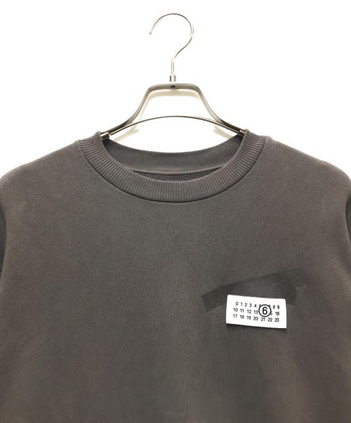 MM6 Maison Margiela（エムエムシックスメゾンマルジェラ）MM6 Maison Margiela (エムエムシックスメゾンマルジェラ) テープドラベル スウェットシャツ グレー サイズ:Sの古着・服飾アイテム