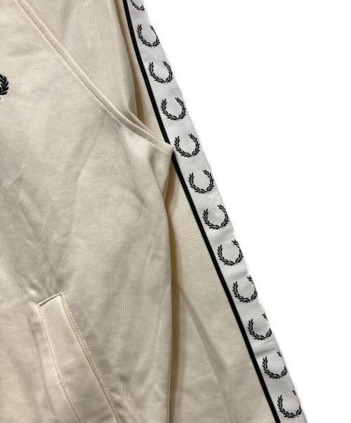 FRED PERRY（フレッドペリー）FRED PERRY (フレッドペリー) Taped Track Jacket（クロップドテープド トラックジャケット）J4133/Z25 ベージュ サイズ:36の古着・服飾アイテム