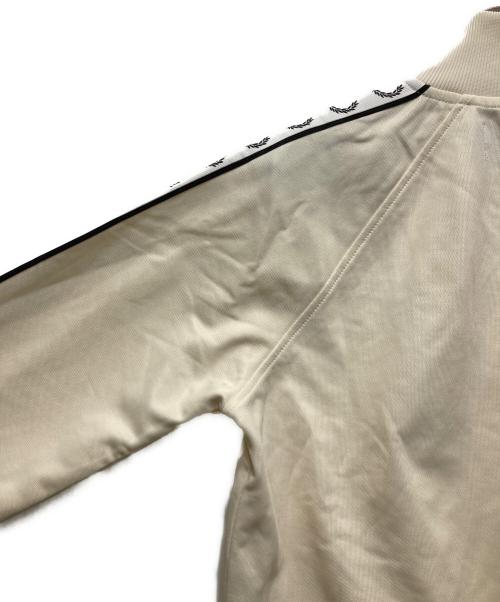 FRED PERRY（フレッドペリー）FRED PERRY (フレッドペリー) Taped Track Jacket（クロップドテープド トラックジャケット）J4133/Z25 ベージュ サイズ:36の古着・服飾アイテム