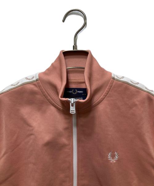 FRED PERRY（フレッドペリー）FRED PERRY (フレッドペリー) Cropped Taped Track Jacket（クロップドテープド トラックジャケット）J4133/Z25 ピンク サイズ:38の古着・服飾アイテム