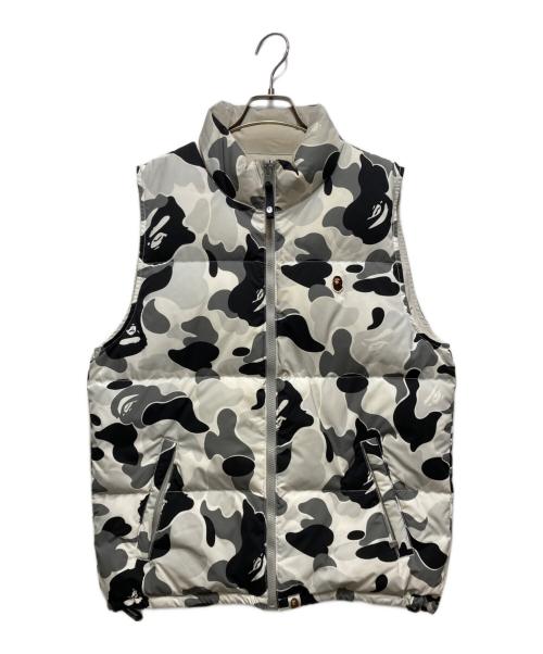 A BATHING APE（アベイシングエイプ）A BATHING APE (アベイシングエイプ) ABC CAMO REVERSIBLE DOWN VEST　23AW  グレー サイズ:Sの古着・服飾アイテム