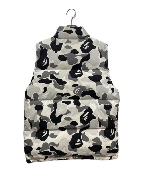 A BATHING APE（アベイシングエイプ）A BATHING APE (アベイシングエイプ) ABC CAMO REVERSIBLE DOWN VEST　23AW  グレー サイズ:Sの古着・服飾アイテム