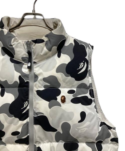 A BATHING APE（アベイシングエイプ）A BATHING APE (アベイシングエイプ) ABC CAMO REVERSIBLE DOWN VEST　23AW  グレー サイズ:Sの古着・服飾アイテム