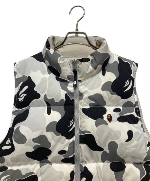 A BATHING APE（アベイシングエイプ）A BATHING APE (アベイシングエイプ) ABC CAMO REVERSIBLE DOWN VEST　23AW  グレー サイズ:Sの古着・服飾アイテム