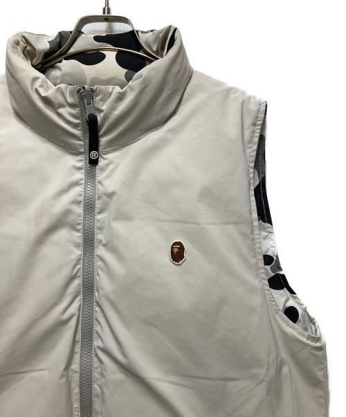 A BATHING APE（アベイシングエイプ）A BATHING APE (アベイシングエイプ) ABC CAMO REVERSIBLE DOWN VEST　23AW  グレー サイズ:Sの古着・服飾アイテム