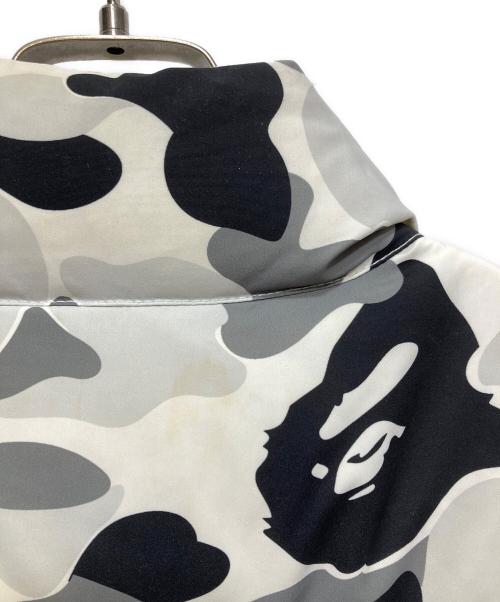 A BATHING APE（アベイシングエイプ）A BATHING APE (アベイシングエイプ) ABC CAMO REVERSIBLE DOWN VEST　23AW  グレー サイズ:Sの古着・服飾アイテム