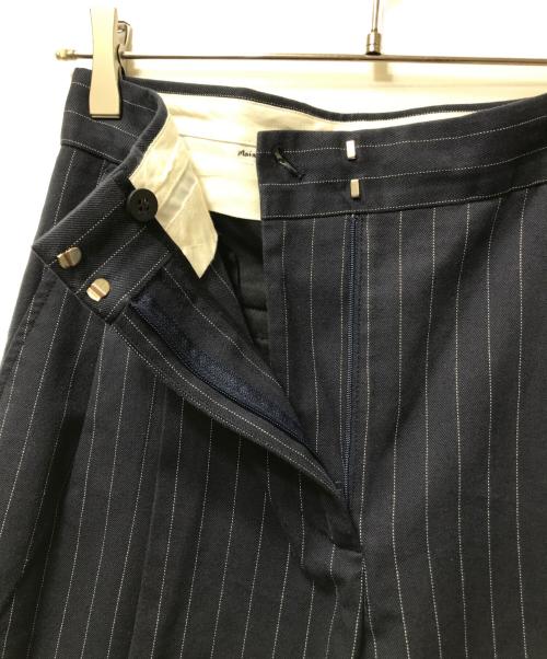 maison kitsune（メゾンキツネ）MAISON KITSUNE (メゾンキツネ) Double Pleats Striped Pants（ダブルプリーツストライプパンツ) ネイビー サイズ:34の古着・服飾アイテム