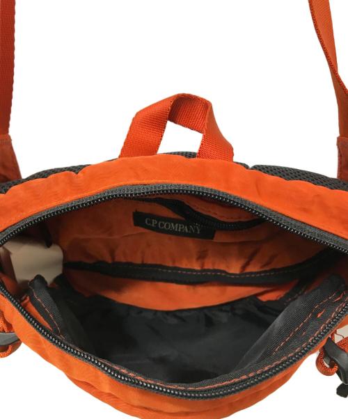 C.P COMPANY（シーピーカンパニー）C.P COMPANY (シーピーカンパニー) NYLON B CROSSBODY BAG オレンジの古着・服飾アイテム
