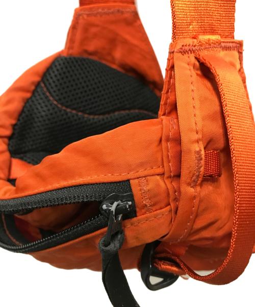 C.P COMPANY（シーピーカンパニー）C.P COMPANY (シーピーカンパニー) NYLON B CROSSBODY BAG オレンジの古着・服飾アイテム