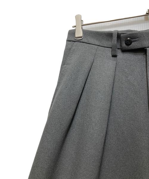 m's braque（エムズブラック）M'S BRAQUE (エムズブラック) TUCKED BAGGY PANTS(タックバギーパンツ) グレー サイズ:36の古着・服飾アイテム