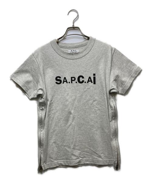 A.P.C.（アーペーセー）A.P.C. (アーペーセー) sacai (サカイ) SIDE ZIP LOGO TEE/サイドジップロゴティ グレー サイズ:XXSの古着・服飾アイテム