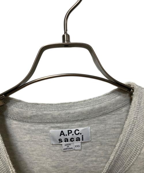 A.P.C.（アーペーセー）A.P.C. (アーペーセー) sacai (サカイ) SIDE ZIP LOGO TEE/サイドジップロゴティ グレー サイズ:XXSの古着・服飾アイテム