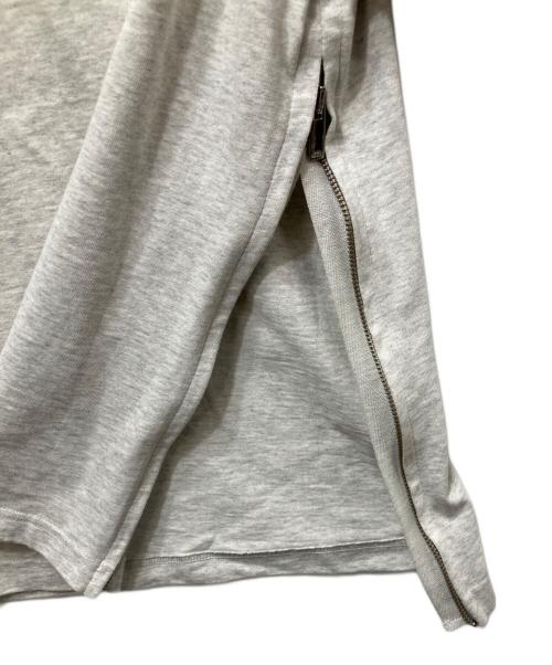 A.P.C.（アーペーセー）A.P.C. (アーペーセー) sacai (サカイ) SIDE ZIP LOGO TEE/サイドジップロゴティ グレー サイズ:XXSの古着・服飾アイテム