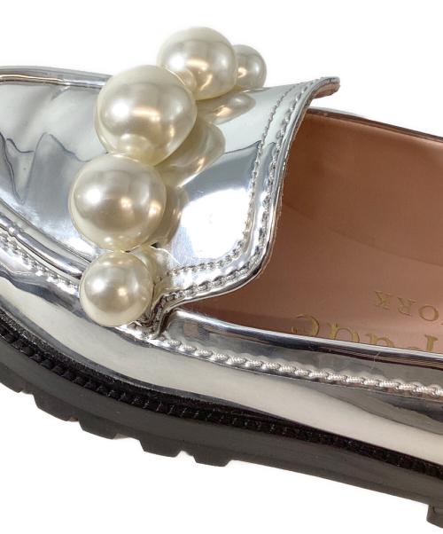 Kate Spade（ケイトスペード）Kate Spade (ケイトスペード) Posh Pearl Loafer(ポッシュパールローファー) KJ128 / メタリック ローファー シルバー サイズ:5.5Bの古着・服飾アイテム