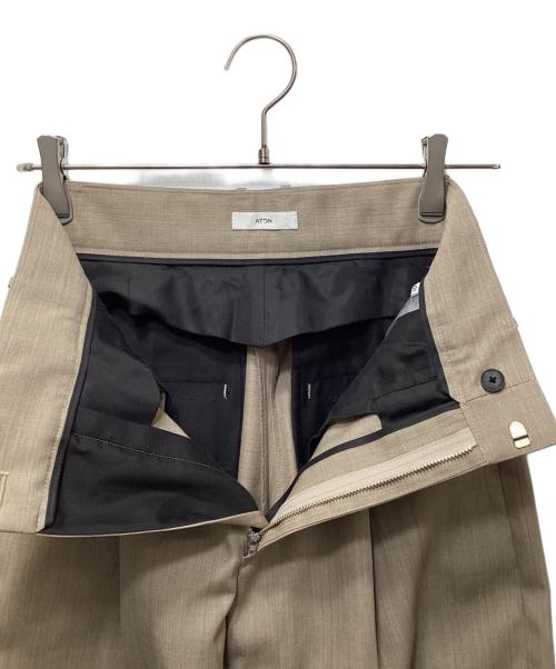 ATON（エイトン）ATON (エイトン) WOOL GABARDINE（ウールギャバジン）| テーパードタックパンツ PRAGSW0808 / スラックス ブラウン サイズ:01の古着・服飾アイテム