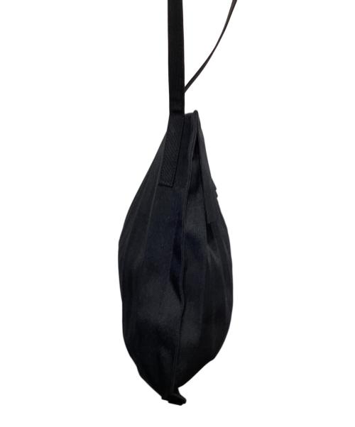 me ISSEY MIYAKE（ミーイッセイ ミヤケ）me ISSEY MIYAKE (ミーイッセイ ミヤケ) プリーツショルダーバッグ　MI31AG035 ブラックの古着・服飾アイテム