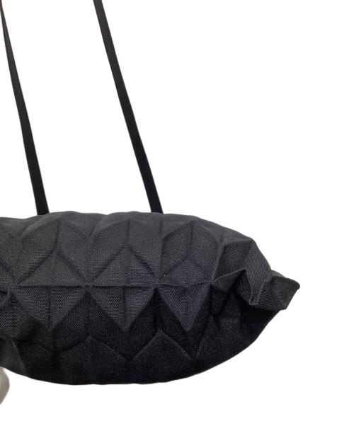 me ISSEY MIYAKE（ミーイッセイ ミヤケ）me ISSEY MIYAKE (ミーイッセイ ミヤケ) プリーツショルダーバッグ　MI31AG035 ブラックの古着・服飾アイテム