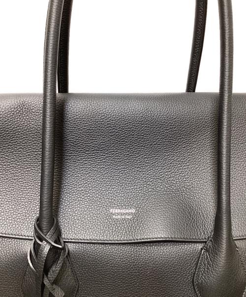 Ferragamo（フェラガモ）Ferragamo (フェラガモ) EAST WEST TOTE BAG （イーストウエストトートバッグ）/ カーフスキン フラップトートバッグ ブラックの古着・服飾アイテム
