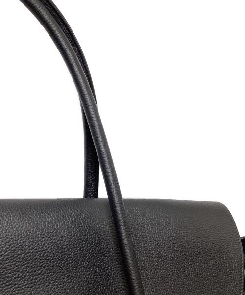 Ferragamo（フェラガモ）Ferragamo (フェラガモ) EAST WEST TOTE BAG （イーストウエストトートバッグ）/ カーフスキン フラップトートバッグ ブラックの古着・服飾アイテム