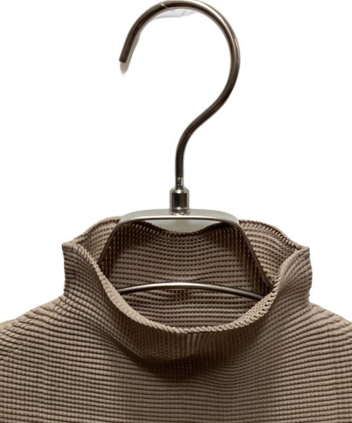 ISSEY MIYAKE（イッセイミヤケ）ISSEY MIYAKE (イッセイミヤケ) プリーツブラウス ベージュ サイズ:Mの古着・服飾アイテム