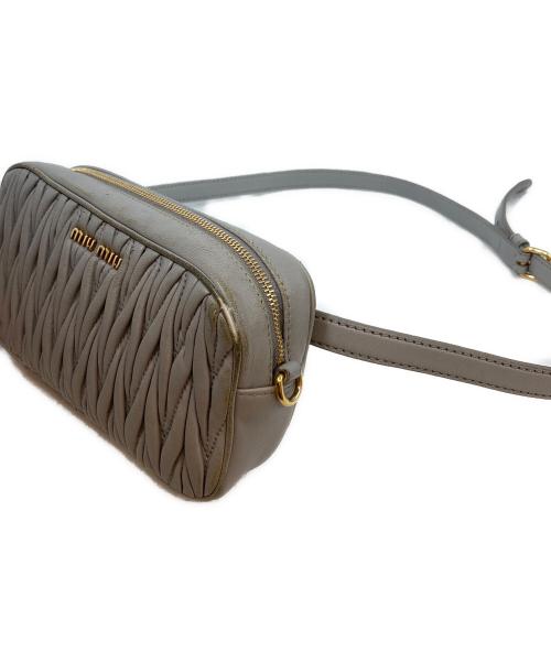 MIU MIU（ミュウミュウ）MIU MIU (ミュウミュウ) マテラッセチェーンショルダーバッグ 5BL005 ブルーの古着・服飾アイテム