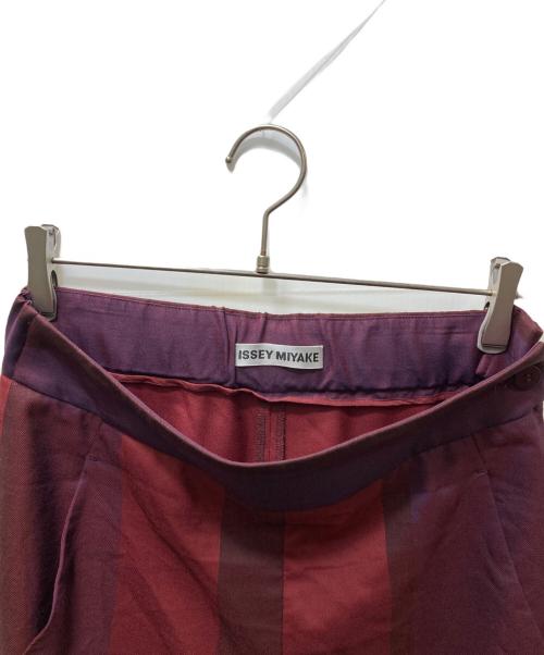 ISSEY MIYAKE（イッセイミヤケ）ISSEY MIYAKE (イッセイミヤケ) ストライプワイドパンツ IM74FF509 レッド サイズ:2の古着・服飾アイテム