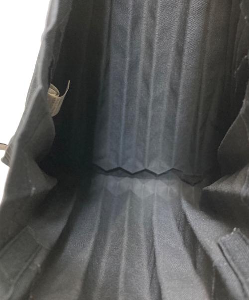 me ISSEY MIYAKE（ミーイッセイ ミヤケ）me ISSEY MIYAKE (ミーイッセイ ミヤケ) TRUNK PLEATS BAG ブラックの古着・服飾アイテム