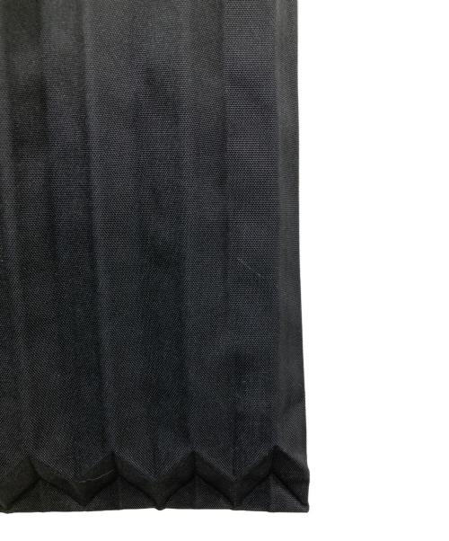 me ISSEY MIYAKE（ミーイッセイ ミヤケ）me ISSEY MIYAKE (ミーイッセイ ミヤケ) TRUNK PLEATS BAG ブラックの古着・服飾アイテム