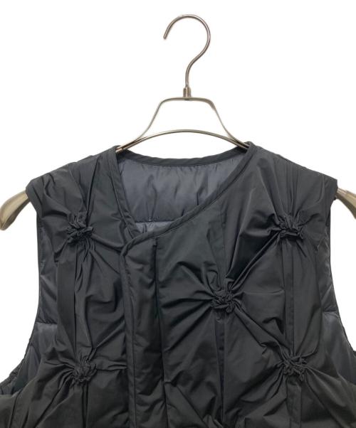 ENFOLD（エンフォルド）ENFOLD (エンフォルド) STRETCH TAFFETA FLOWER-GATHER VEST　24AW ブラック サイズ:38の古着・服飾アイテム