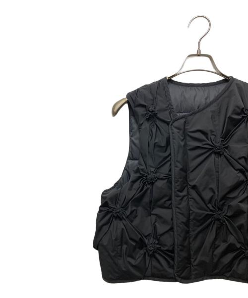 ENFOLD（エンフォルド）ENFOLD (エンフォルド) STRETCH TAFFETA FLOWER-GATHER VEST　24AW ブラック サイズ:38の古着・服飾アイテム