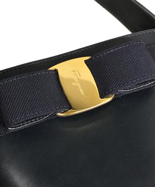 Salvatore Ferragamo（サルヴァトーレ フェラガモ）Salvatore Ferragamo (サルヴァトーレ フェラガモ) ヴァラリボンハンドバッグ　BA214180 ネイビーの古着・服飾アイテム