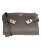 Ferragamoフェラガモ）の古着「HUG MESSENGER BAG（ハグ メッセンジャーバッグ）LD-241790 / ガンチーニ ショルダーバッグ」｜ブラウン