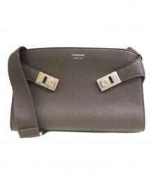Ferragamo（フェラガモ）の古着「HUG MESSENGER BAG（ハグ メッセンジャーバッグ）LD-241790 / ガンチーニ ショルダーバッグ」｜ブラウン