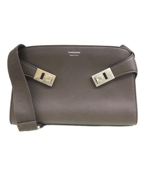 Ferragamo（フェラガモ）Ferragamo (フェラガモ) HUG MESSENGER BAG（ハグ メッセンジャーバッグ）LD-241790 / ガンチーニ ショルダーバッグ ブラウンの古着・服飾アイテム
