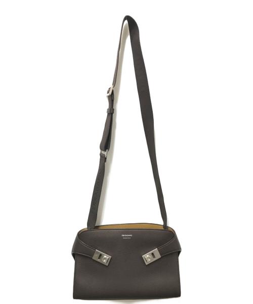 Ferragamo（フェラガモ）Ferragamo (フェラガモ) HUG MESSENGER BAG（ハグ メッセンジャーバッグ）LD-241790 / ガンチーニ ショルダーバッグ ブラウンの古着・服飾アイテム