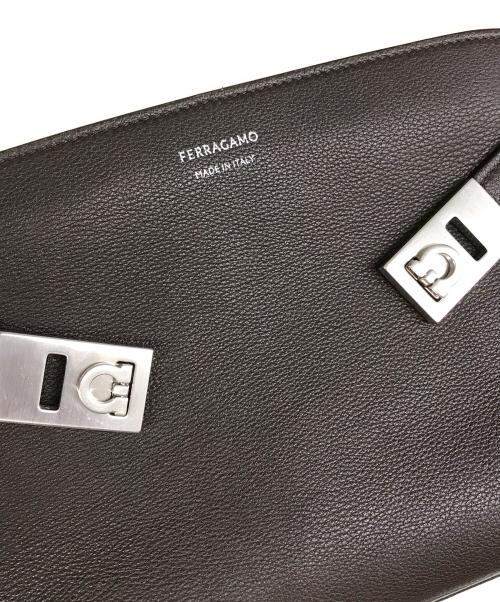 Ferragamo（フェラガモ）Ferragamo (フェラガモ) HUG MESSENGER BAG（ハグ メッセンジャーバッグ）LD-241790 / ガンチーニ ショルダーバッグ ブラウンの古着・服飾アイテム