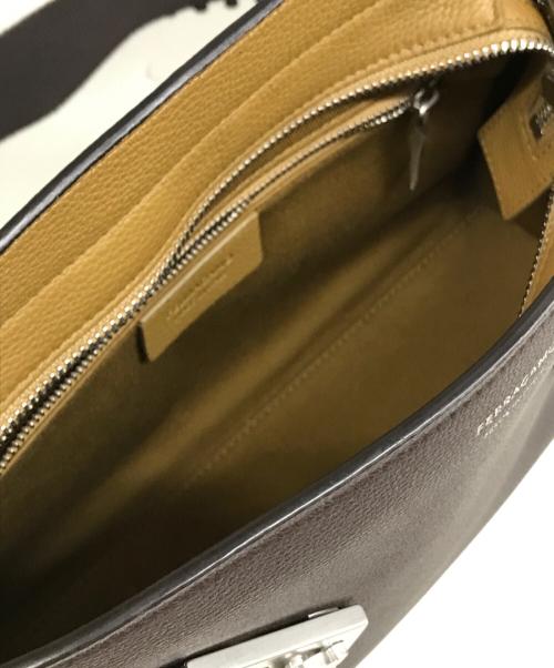 Ferragamo（フェラガモ）Ferragamo (フェラガモ) HUG MESSENGER BAG（ハグ メッセンジャーバッグ）LD-241790 / ガンチーニ ショルダーバッグ ブラウンの古着・服飾アイテム