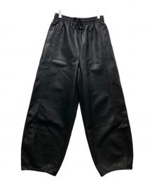 Adam et Rope（アダム エ ロペ）の古着「シンセティックレザートラックパンツ 25AW」｜ブラック