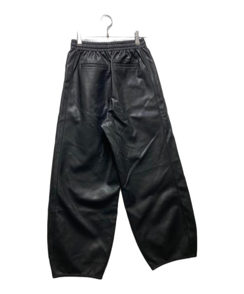 Adam et Rope（アダム エ ロペ）Adam et Rope (アダム エ ロペ) シンセティックレザートラックパンツ 25AW ブラック サイズ:38の古着・服飾アイテム