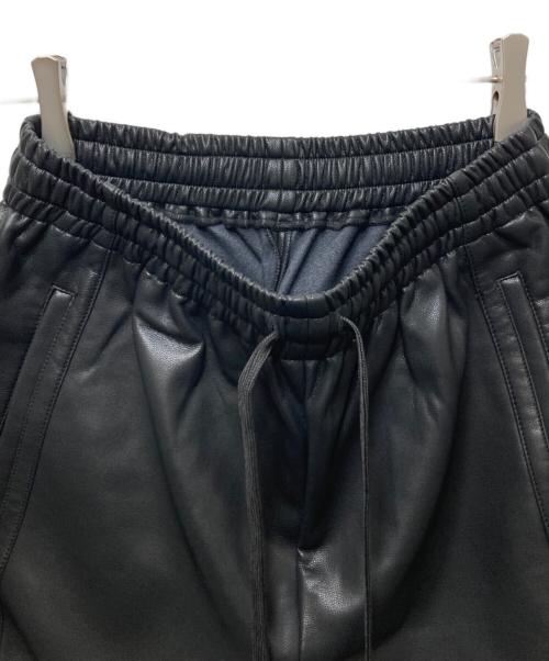 Adam et Rope（アダム エ ロペ）Adam et Rope (アダム エ ロペ) シンセティックレザートラックパンツ 25AW ブラック サイズ:38の古着・服飾アイテム