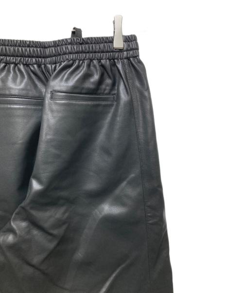 Adam et Rope（アダム エ ロペ）Adam et Rope (アダム エ ロペ) シンセティックレザートラックパンツ 25AW ブラック サイズ:38の古着・服飾アイテム