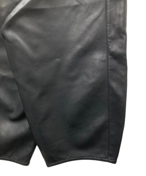 Adam et Rope（アダム エ ロペ）Adam et Rope (アダム エ ロペ) シンセティックレザートラックパンツ 25AW ブラック サイズ:38の古着・服飾アイテム